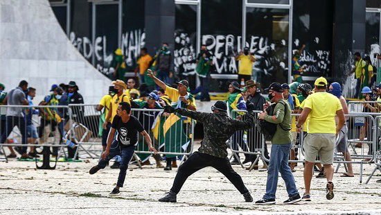 FundacionDemo's tweet photo. Ayer fue un día oscuro para las democracias latinoamericanas: extremistas asaltaron las sedes de los tres poderes en Brasil. https://t.co/TGT4iAeJZg