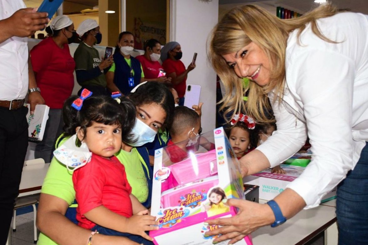 ¡Me llevo sus sonrisas en el corazón!

Seguimos recorriendo las escuelas. En nombre del Pdte. <a href="/NicolasMaduro/">Nicolás Maduro</a>, realizamos la entrega de juguetes a todos/as los/as niños/as del CEIS Canta Pirulero de la sede del <a href="/MPPEDUCACION/">MPPEDUCACION</a>. Es un placer poder compartir este momento con ustedes.