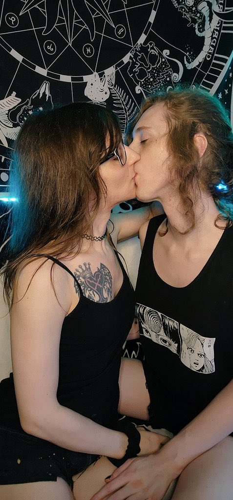 confirmation for why @blackheartsora was suspended. she replied with a FULLY CLOTHED picture of us kissing to prove matt walsh's tweet about trans people wrong. apparently matt walsh can spread lies about trans people, but if we prove him wrong we get banned.