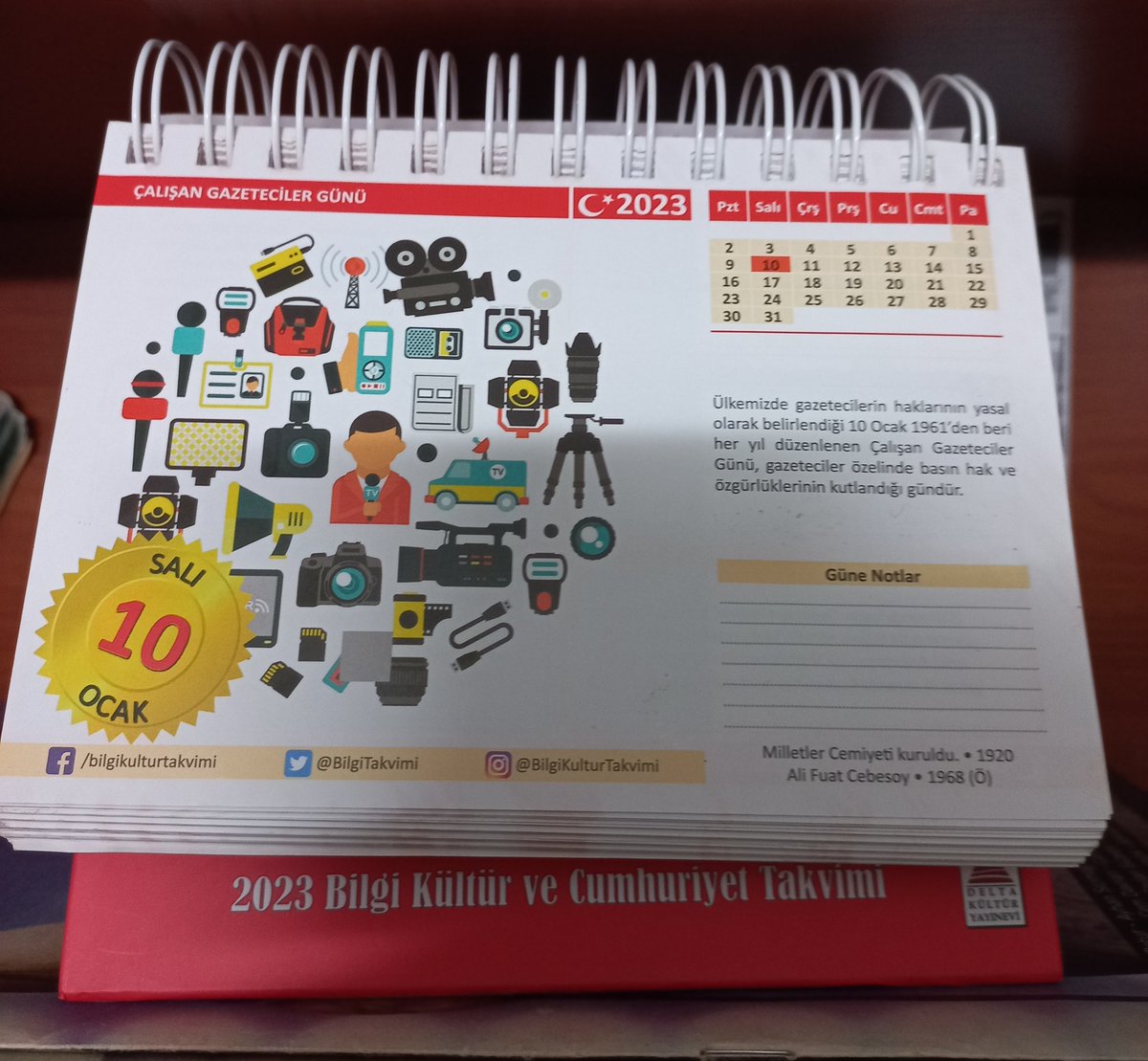 Gazetecilik güzel ve zevkli iştir, 2 yıl yerel gazetede müzik köşesi yapan biri olarak her zaman ilgimi çeken meslek
Başta tanıdık arkadaşlar olmak üzere tüm çalışan gazetecilerin 10 Ocak Çalışan Gazeteciler Günü'nü kutlarım. 
📷Özgür 
<a href="/BilgiTakvimi/">Bilgi Kültür Takvimi</a>
#10OcakÇalışanGazetecilerGünü