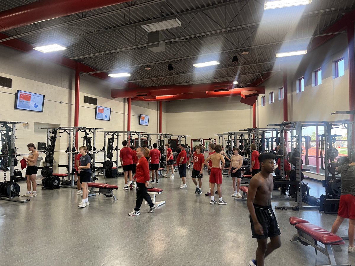 Mike_Zierlein's tweet photo. Good sign when you have to come in waves to the weight room for after school work #foundationbuilding #FHFT https://t.co/1XwNPhK4Uq