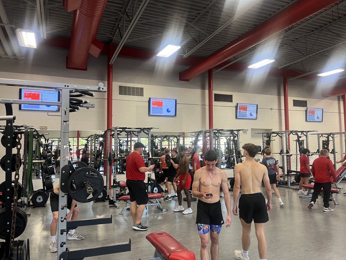 Mike_Zierlein's tweet photo. Good sign when you have to come in waves to the weight room for after school work #foundationbuilding #FHFT https://t.co/1XwNPhK4Uq
