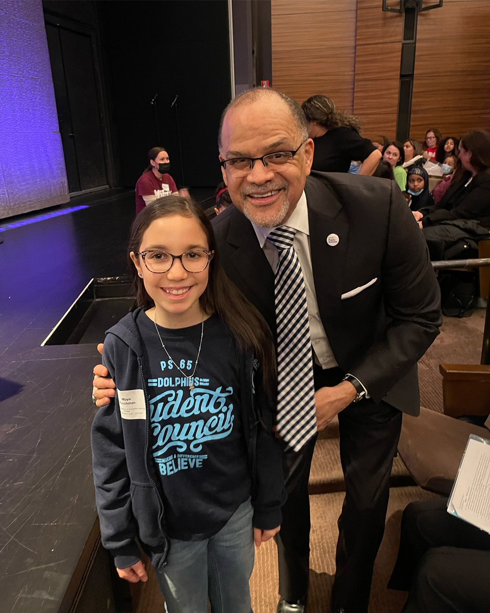 5th grader Maya participates in SoapboxNYC at the New York Historical Society and meets @realdavidcbanks 

#ps65si #projectsoapbox @mikvachallenge @nycschools @csd31si @DrMarionWilson @CChavezD31 #elevated31 #togetherisbetterd31