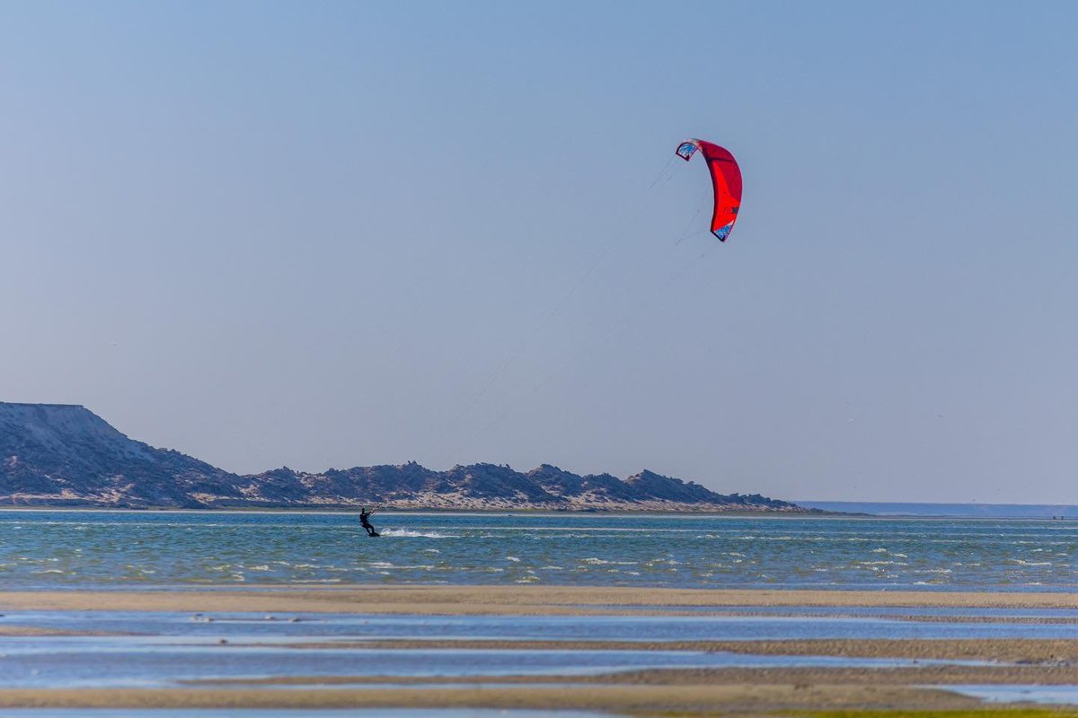 Dakhlaoueddahab's tweet photo. Dakhla une ville réputée pour le Kitsurf et le surf, mais aussi une nature somptueuse où l’on peut y voir des oiseaux et des flamands roses se nourrir.
#dakhla #dakhla_maroc #coucherdesoleil🌅 #sunset #kitsurf #flamandrose #nature #maroc https://t.co/l51RlqNuzB