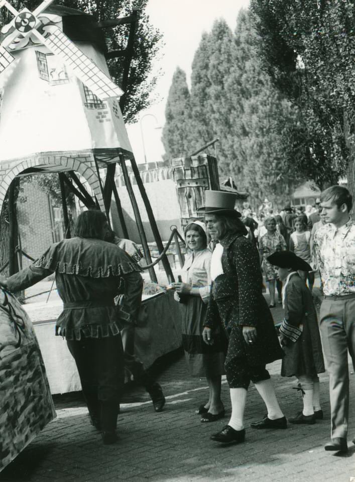 Brabantsfaam's tweet photo. De momenten vlak voor de start van de @Brabantsedag parade in de jaren '60 en '70. https://t.co/goGuVul1IG