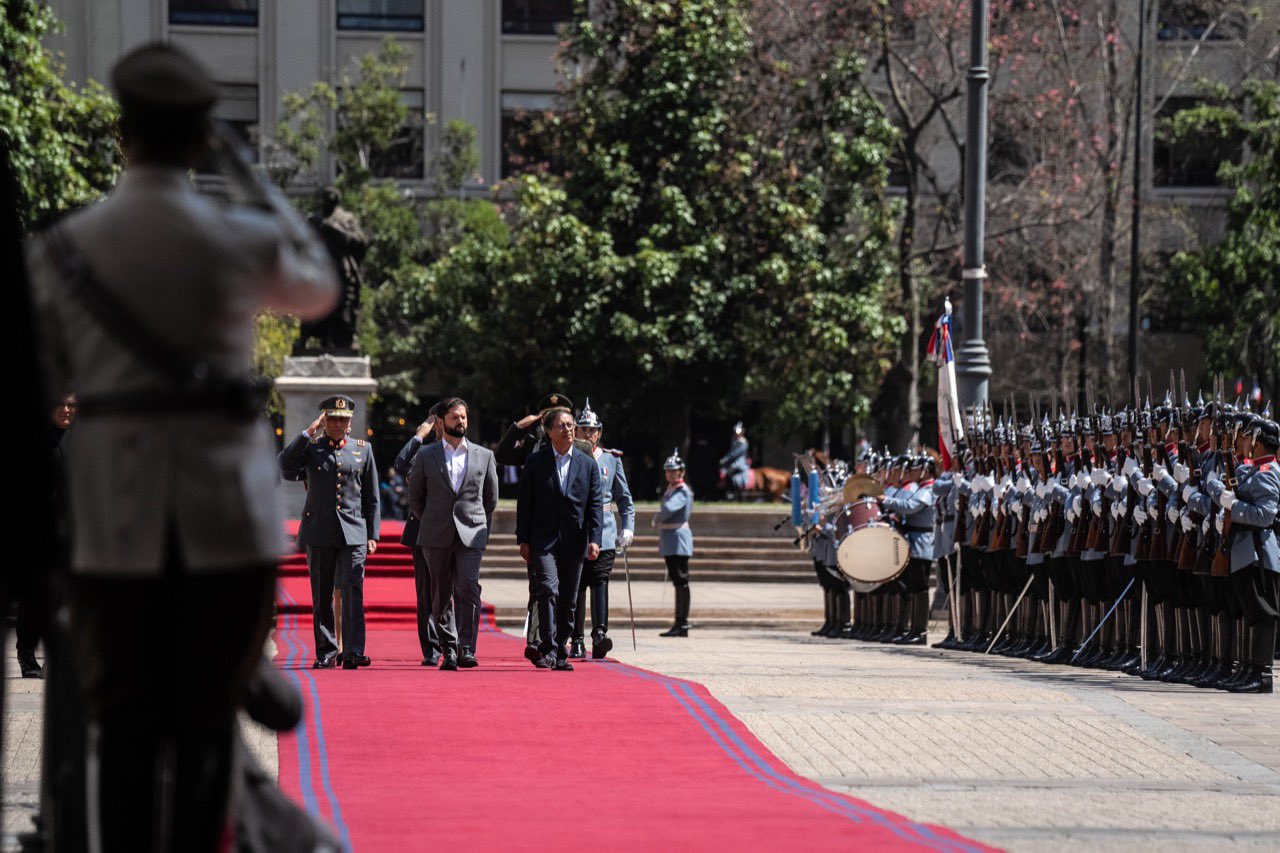 Junto al Presidente de Colombia, Gustavo Petro, recibiendo honores en la Plaza de la Constitución