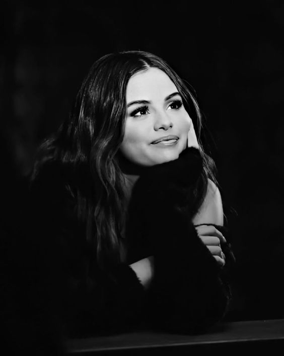 SelGPROJECT's tweet photo. Selena Gomez #1 on Billboard https://t.co/hHVQMDsjx5