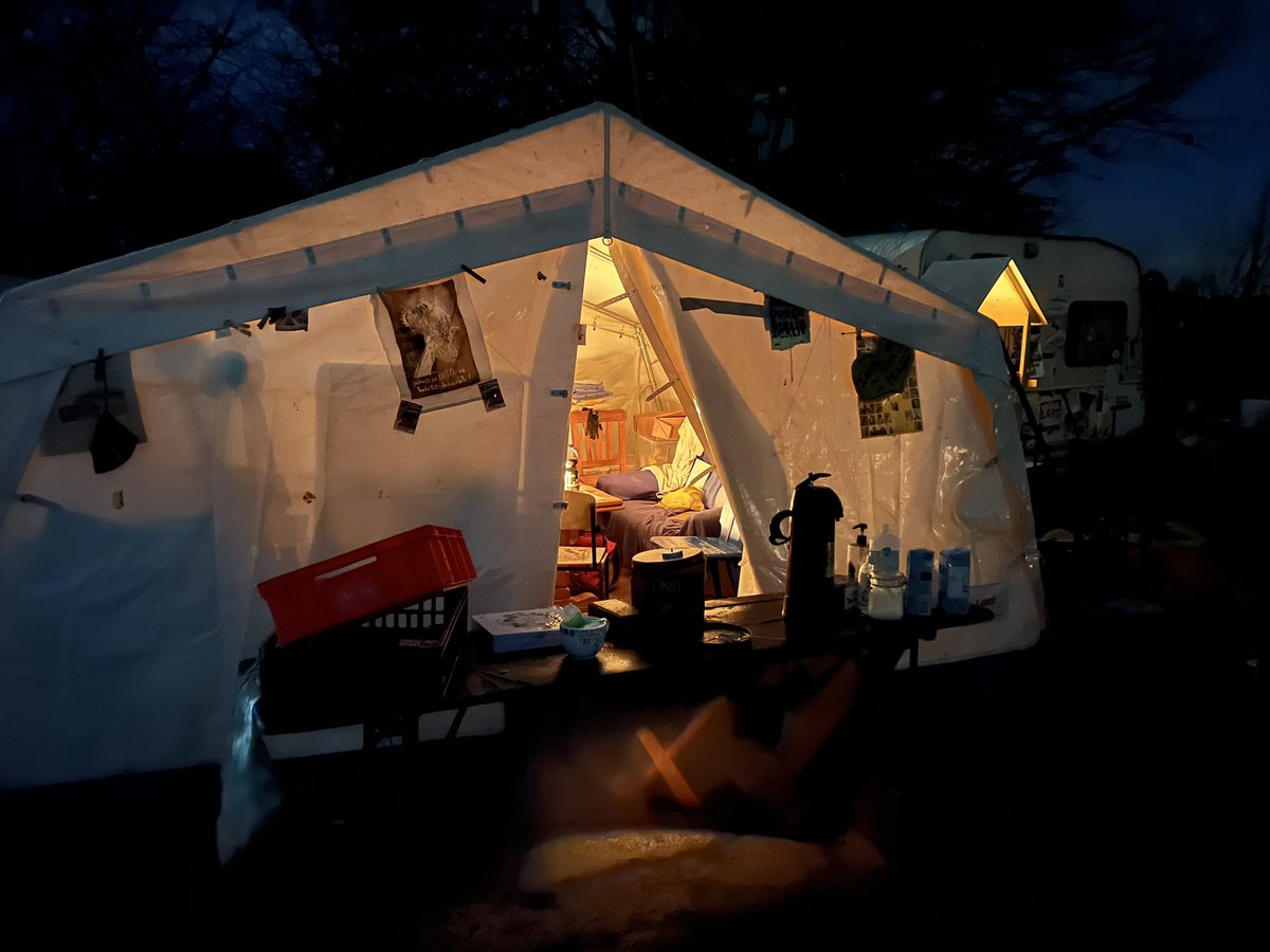 Die Mahnwache #Lützerath verabschiedet sich nach fast zwei ein halb Jahren heute um 24 Uhr mit einem Livestream, falls wir das hinbekommen. Kommt gerne aalle vorbei! 
#LuetzerathUnraeumbar