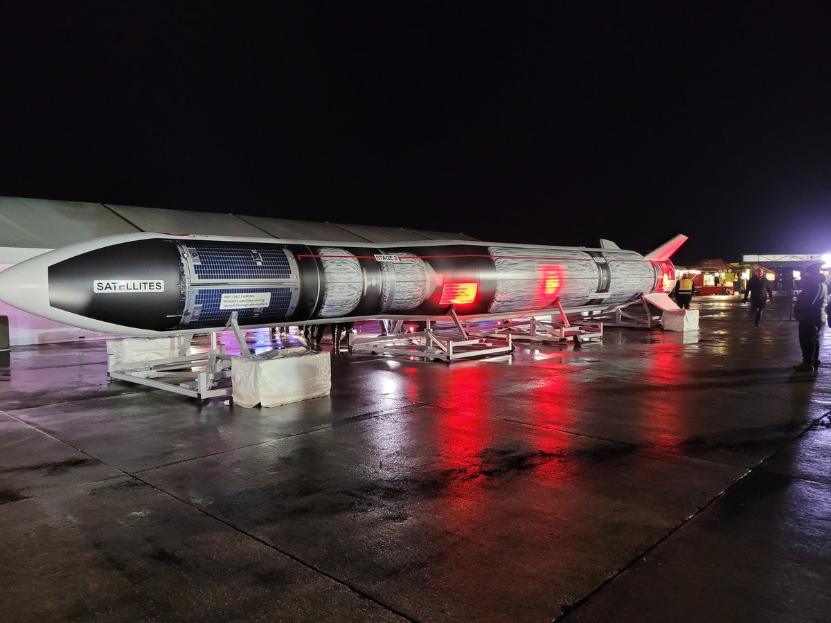 johnsoundspace's tweet photo. This is a scale model of the rocket https://t.co/WzjeHMNILs