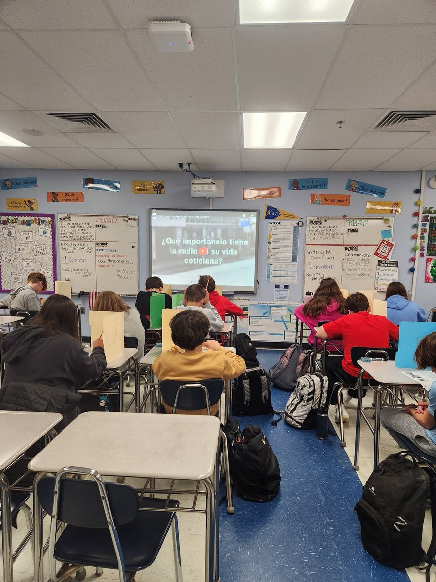Ms.Esparza's 8th graders are watching a street interview and taking notes 8n Spanish! <a href="/AACountySchools/">AACPS</a> #AACPSAwesome <a href="/aacpswcl/">WL AACPS</a>