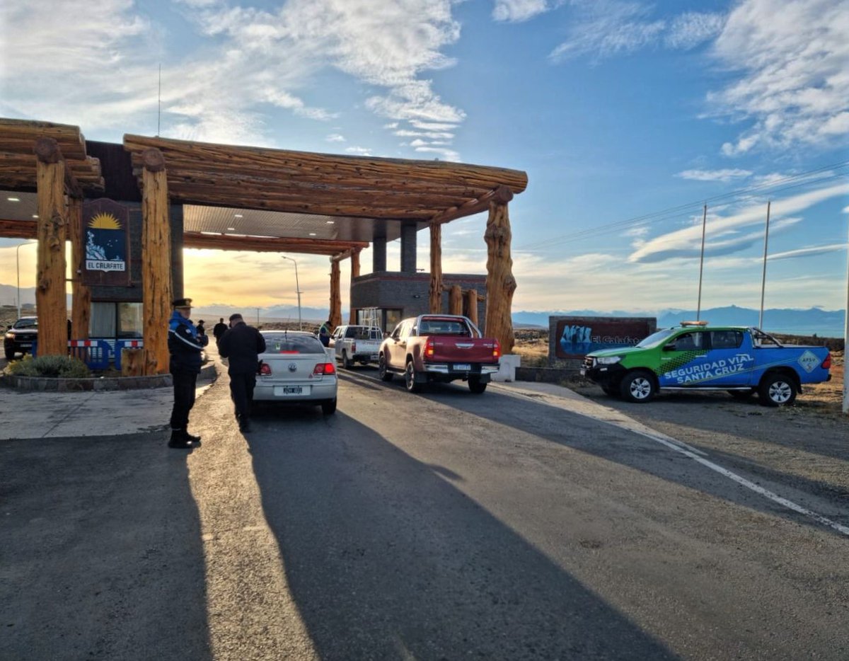 Este fin de semana, teniendo en cuenta el gran turismo en Santa Cruz, realizamos amplios controles de seguridad en la provincia para garantizar la seguridad de todas y todos los santacruceños.🚧

Leé todas nuestras noticias en🗞 bit.ly/3GwwP1V