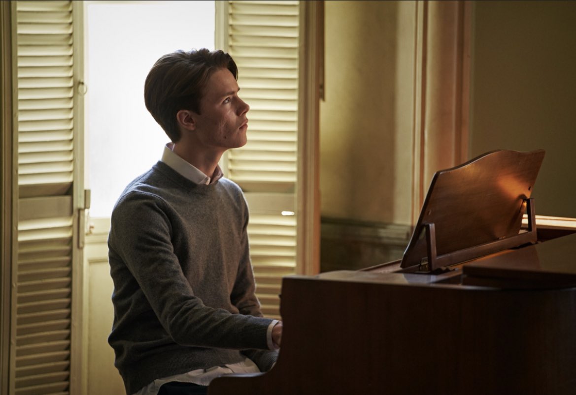 archiveyroyals's tweet photo. Edvin Ryding has won Best Young Actor in a TV Show at the #FilmUpdatesAwards for his performance in Young Royals. https://t.co/RuZOTE0C63