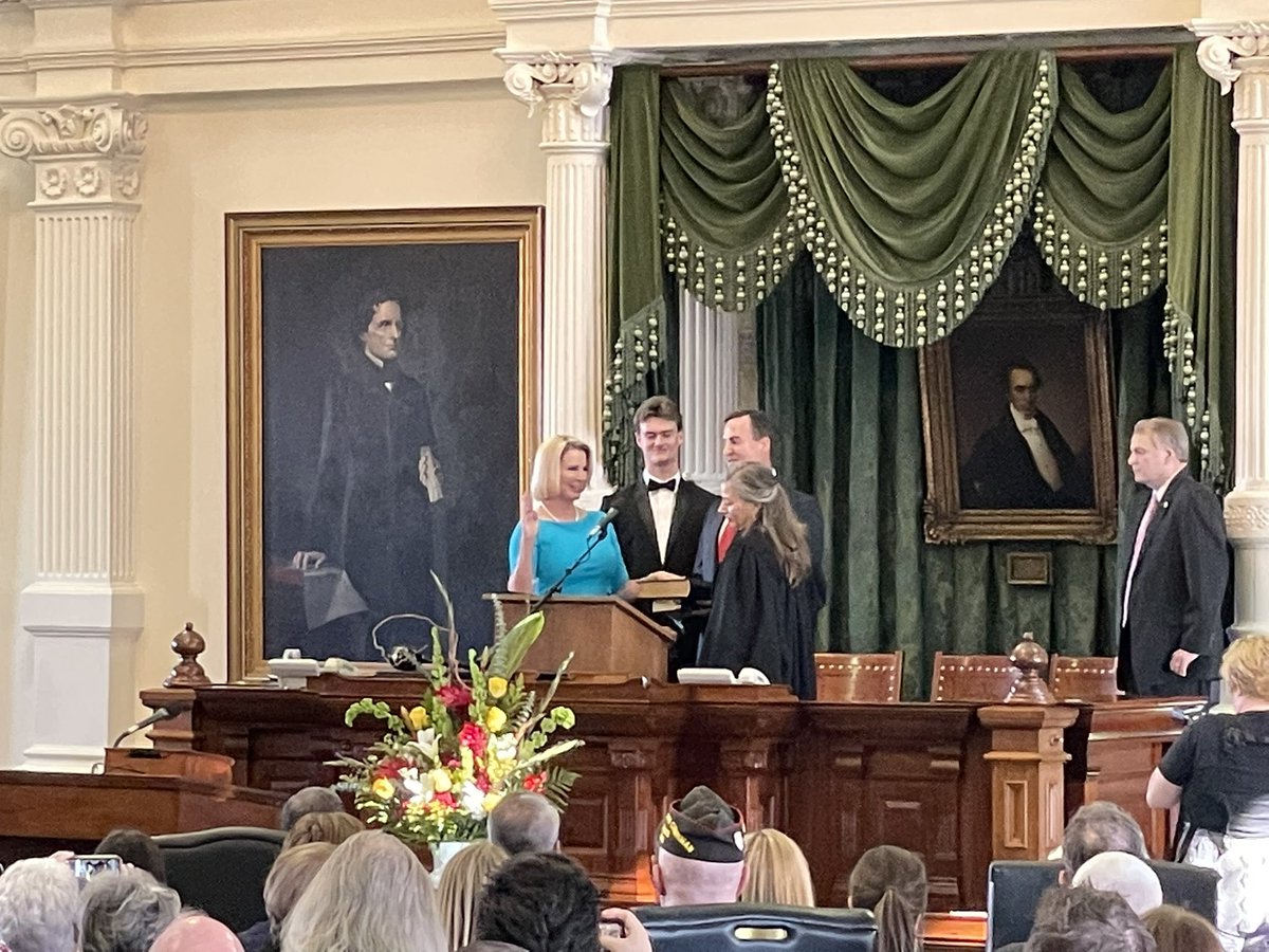 CarolforTexas's tweet photo. Congratulations to my #txlege colleague @DrBuckinghamTX on being sworn in as the first female Land Commissioner of the @txglo! Looking forward to working alongside Commissioner Buckingham to continue serving Texans for years to come. https://t.co/5S53ltqCVg