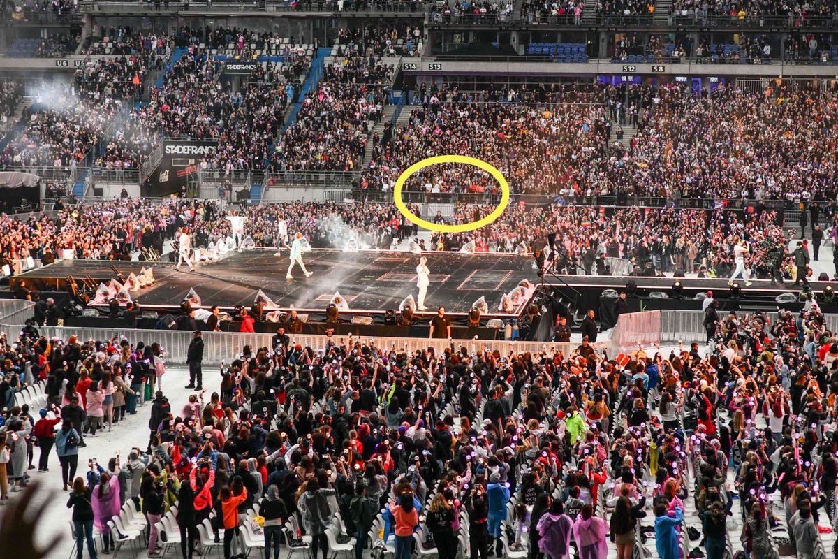 micasaHope's tweet photo. A happy day in Paris! So close to my boys, enjoying their wonderful music and performance. Will i have this chance again in my life? I pray for it 🙏🏻💜 #ARMY #BTS ⁦@BTS_twt⁩ https://t.co/SDIHIZBNCo