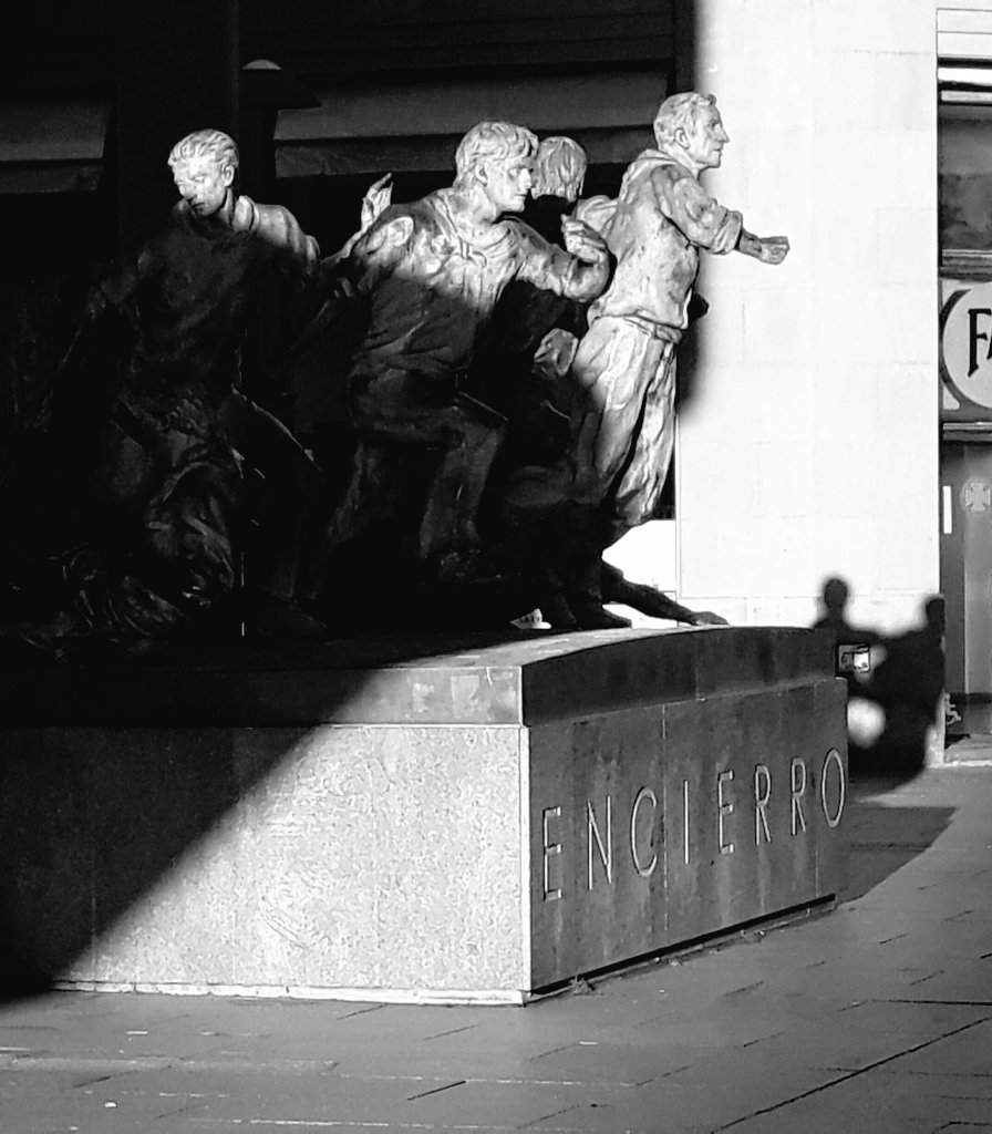 ialzu77's tweet photo. #Pamplona #Monumento al #encierro Enero 2022. Pillados. #streetphotography #streetphoto #streetphotographer #FotoUrbana #blackandwhite #blackandwhitephoto #fotos #fotografia #fotografía #amanecer @VisitNavarra @VisitPamplona #fotoscaseras #fototour https://t.co/XX2BZtpIxP