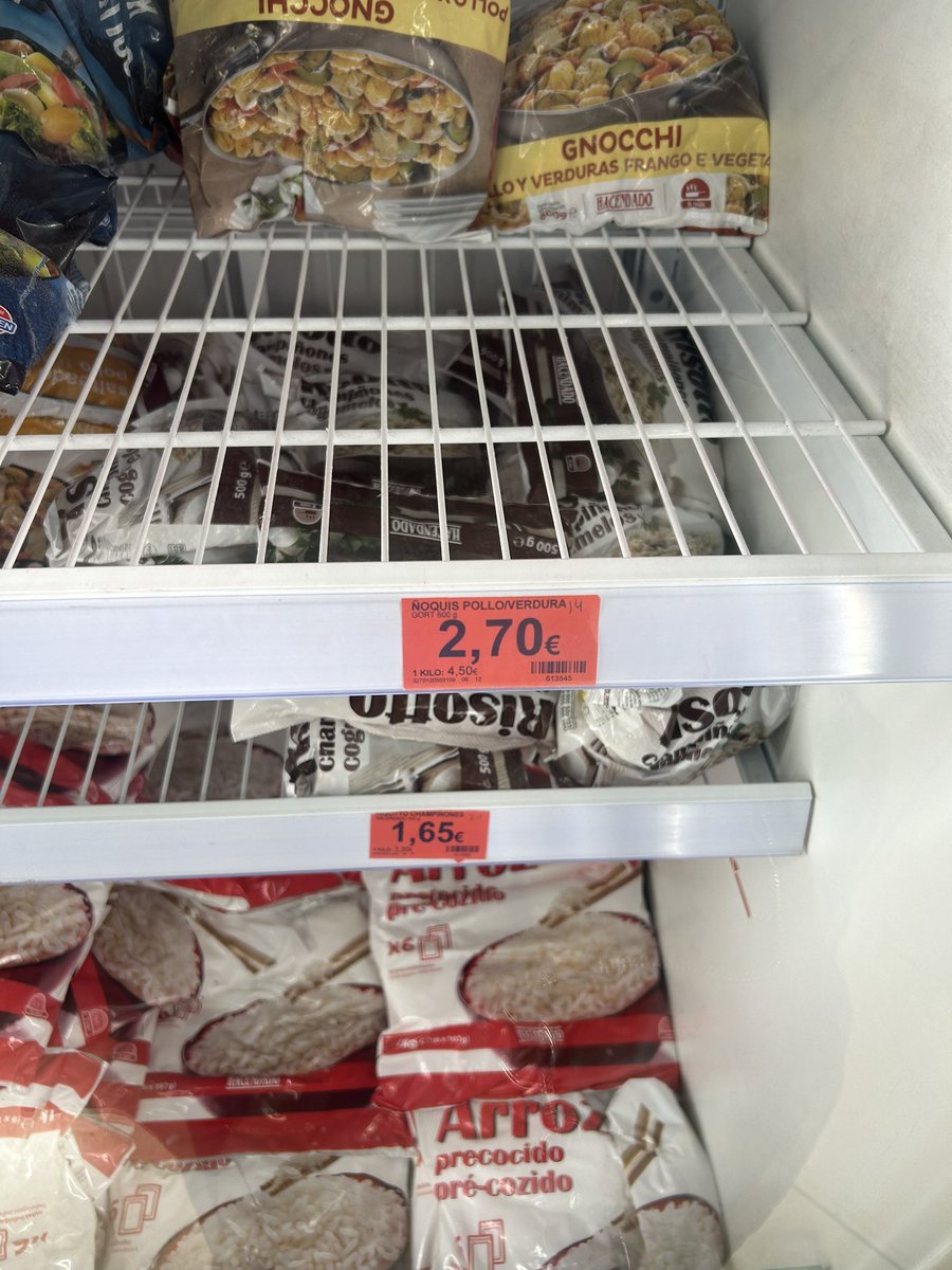 Viirgiiniia98's tweet photo. @consumidores esto se puede permitir???Podría haber hecho esto con más productos del ticket. Compras algo pensando q vale x precio ya que así lo indica su etiqueta y luego al pagar que te lo cobran más caro. Fotos hechas con 3 minutos de diferencia. VERGONZOSO @Mercadona https://t.co/wRJAIyHf2o