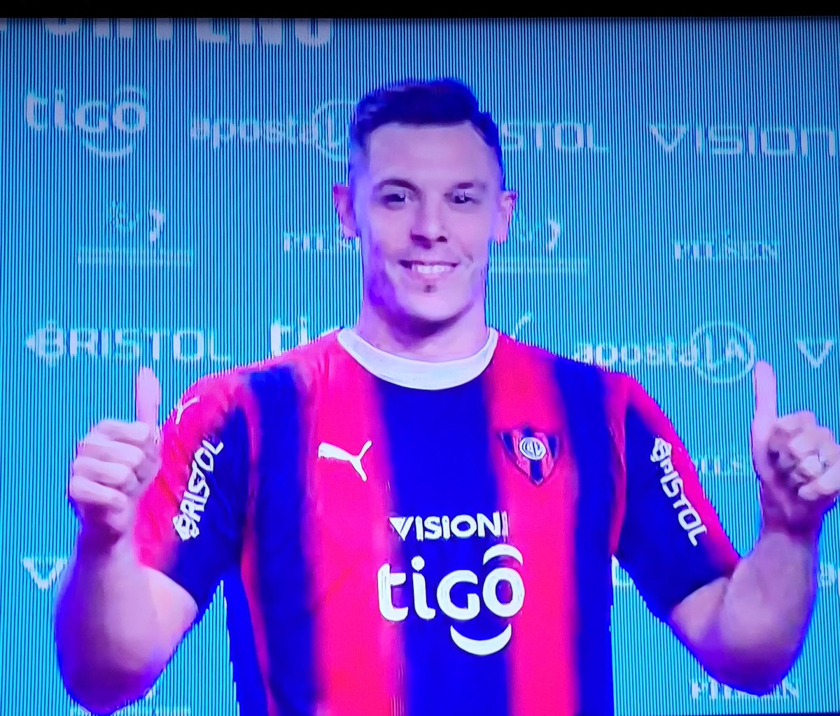 Area1912's tweet photo. Bienvenido de nuevo al barrio a tu casa querido @dchurin 

Vamos Ciclón 🌪️🔵🔴 https://t.co/YttwxFOKTS