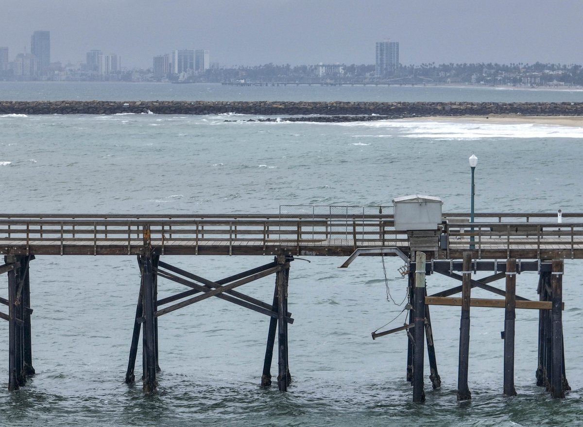 jeffgritchen's tweet photo. A boat ramp used by oil platform workers was ripped from the #SealBeach pier during last Thursday night’s #storm - other parts of the pier were also damaged. #weather #sealbeachpier @ocregister https://t.co/UruOcYDWgM