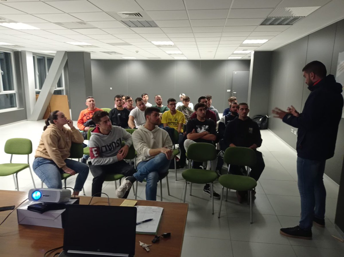 CTACordobesa's tweet image. Primera reunión del 2023 en la que se han trabajado los siguientes aspectos de la mano de @alberto_2828 y @chico5360👇:

➡️ Modulación del silbato dependiendo de la jugada 

➡️ Importancia de educar y no solo arbitrar en los partidos base 

#balonmano #ctacordoba #arbitros