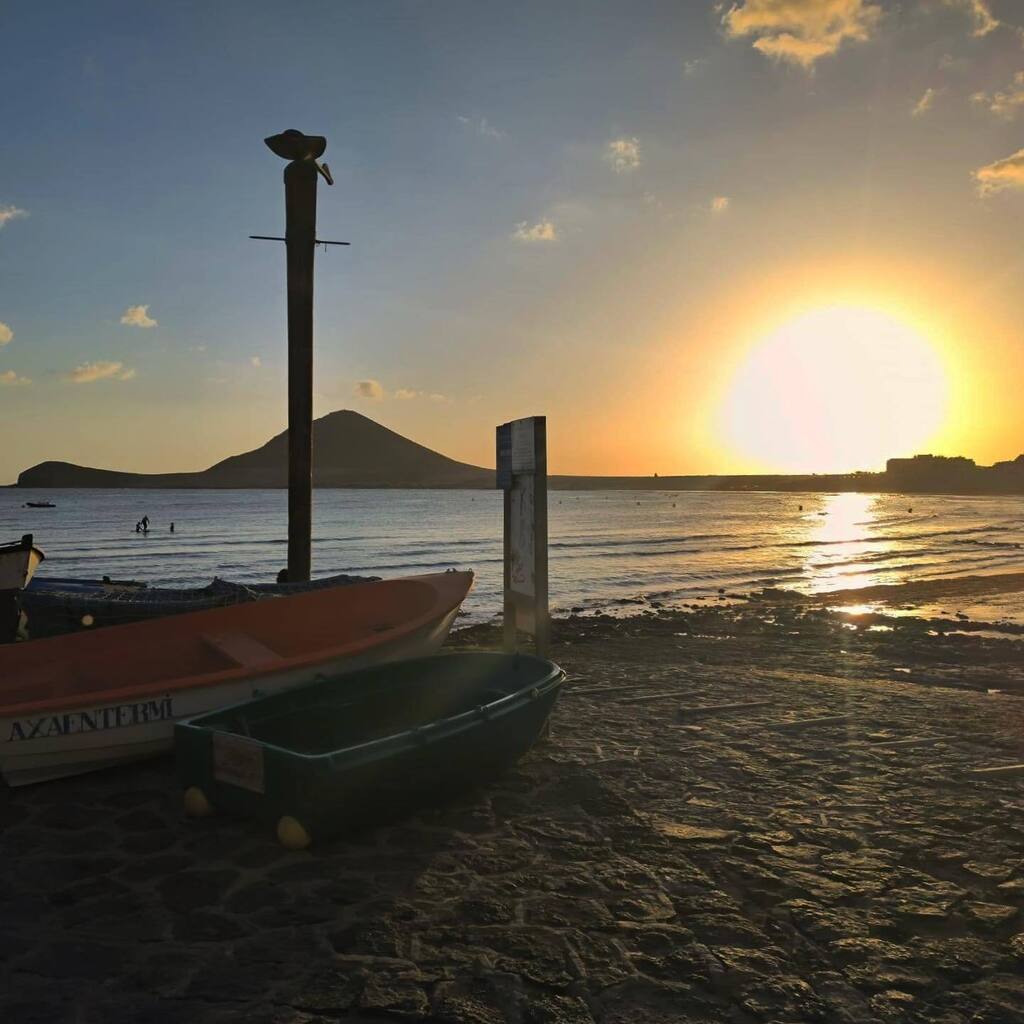 norbertodelgado's tweet photo. Mola... 
#elmedano #granadilladeabona #tenerife #tenerifeisland #tenerifetag #tenerife_love #canaryislands #islascanarias #canarias #canariasviva #canariasgrafias #canarias_life #canariashoy #tenerifelicidad #instatenerife #instacanarias #invierno #atard… https://t.co/0Jt19D7tGS https://t.co/Rl19Y89omO