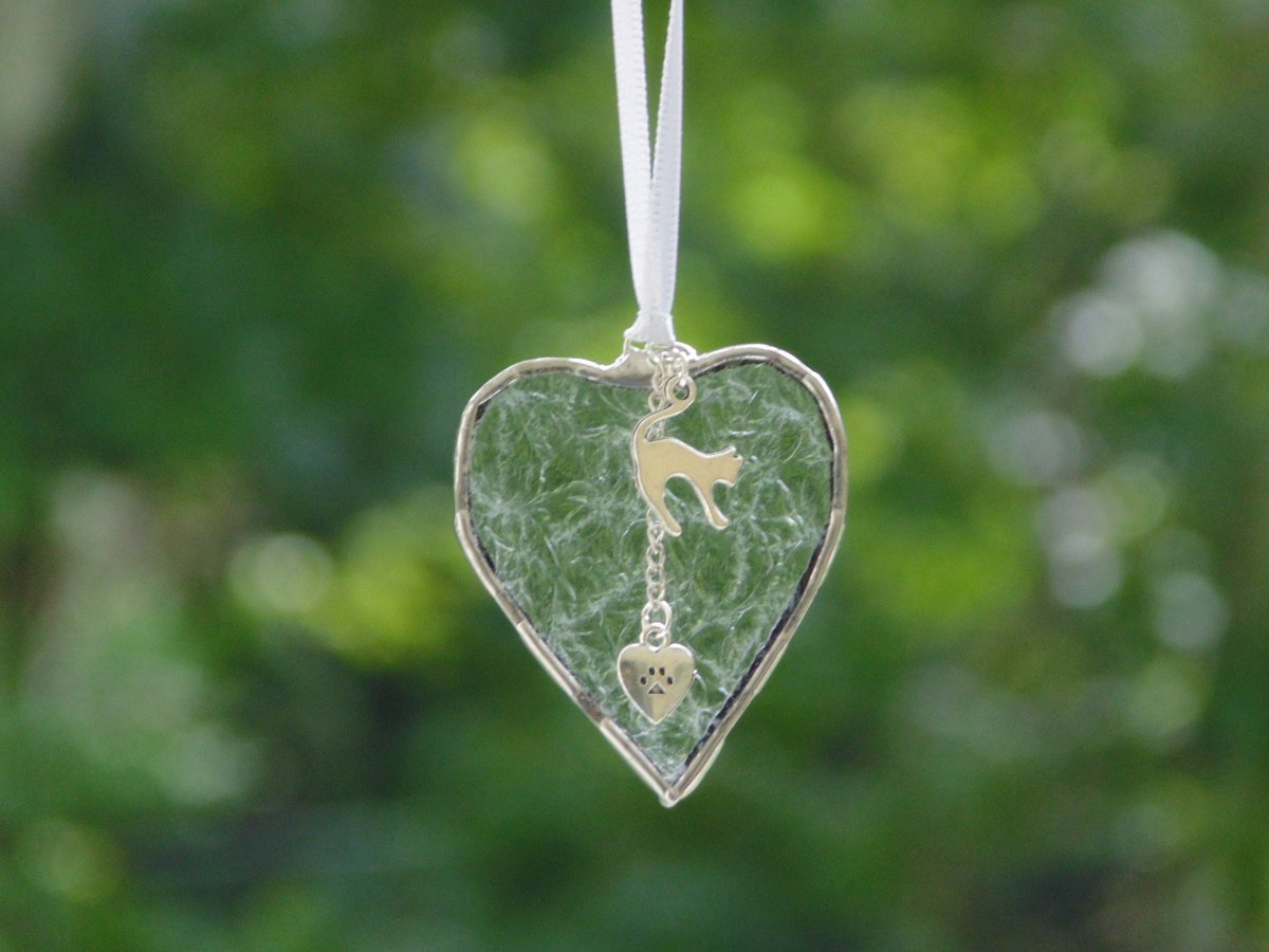 stndglass's tweet image. Cat lover, stained glass heart suncatcher, cat remembrance sympathy gift tuppu.net/803e4197 #Etsy #DesignsStainedGlass #CatOrnament