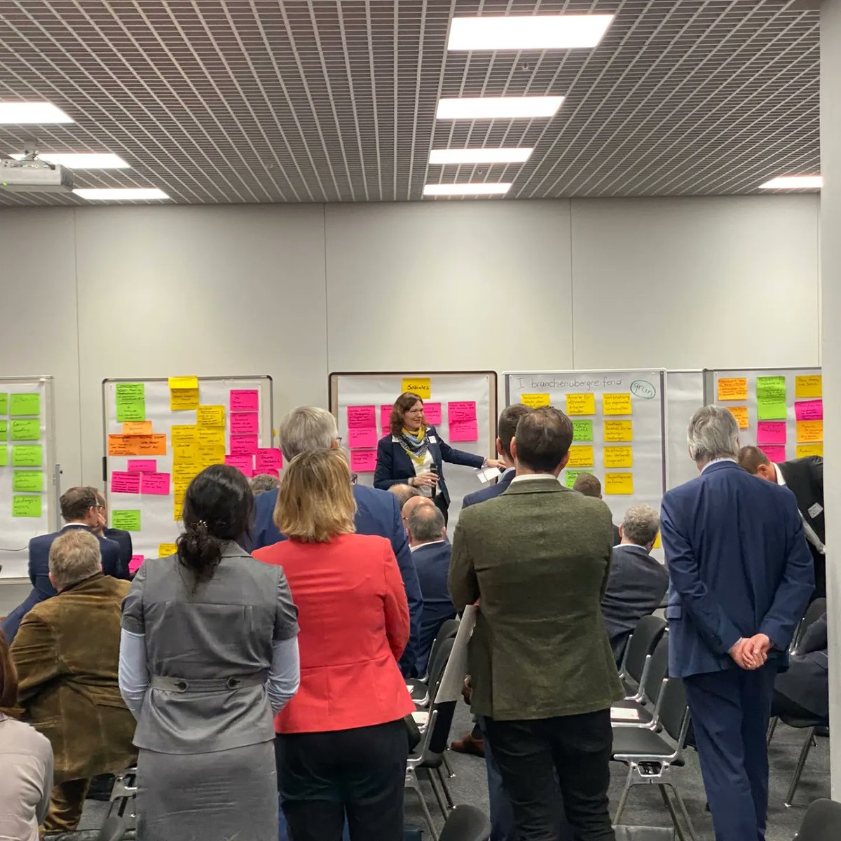 blickpunkt21's tweet photo. #NeuLänd-Workshop für #bwgv-Mitglieder zur Konkretisierung der Forderungen der Allianz von 8 Verbänden "In großer Sorge um unser Land" #OffenerBrief. Heute wurde viel geschafft. Branchenübergreifend und themenspezifisch. Wir packen mit an. https://t.co/21s5Es7pcs