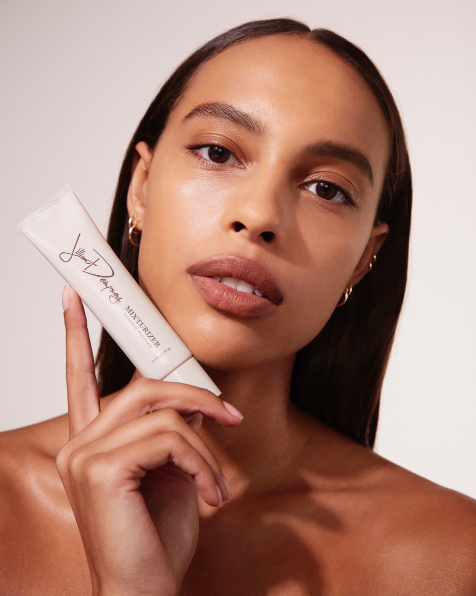 Makeup trends have been noncommittal for a while now. This year I think that we will see a lot of new unique directions taking off, especially with eyes. Here are my 2023 trend thoughts: 

👁 Eyes are the most expressive feature on your face! Defining shapes and diffusing lines w