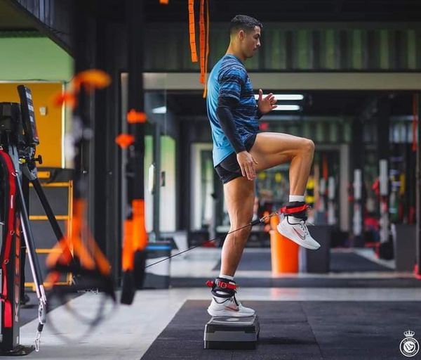 PIKINOFGODltd's tweet photo. @Cristiano enjoying the usage of modern facilities at  his new club.

God Abeg O https://t.co/wqn1K2VCJJ