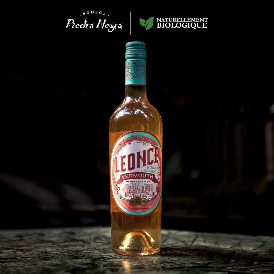 Leonce Rosé nos ofrece un llamativo color rosado con sutiles reflejos verdes. Un aperitivo a base de uva Criolla, con agradable sabor amargo, buena longitud en boca y un predominio de aromas cítricos con jengibre. Una bebida ideal para las tardes de verano entre amigos.