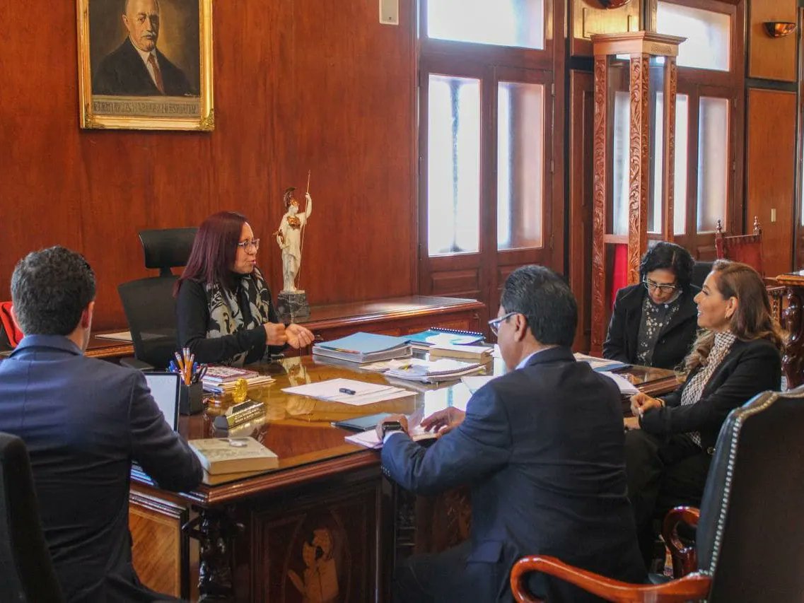 EducacionQR's tweet photo. Acompañamos a la gob. @MaraLezama en su reunión con la titular de @SEP_mx @Letamaya a quien reconocemos el gran respaldo y la disposición para trabajar en elevar la cobertura educativa y saldar la deuda con la educación de niñas, niños, adolescentes y jóvenes de Quintana Roo. https://t.co/AKRDhxqpnG