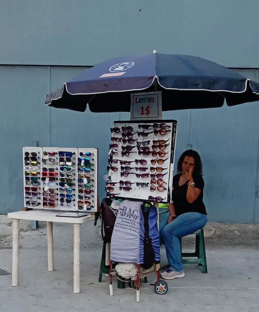 soyraggamuffin's tweet photo. Mi mamá y mi papá venden lentes a un 1$ dólar en la calle real de los flores de catia si pasas por ahí no dudes en comprarles uno y ayudarlos o dale RT Y LIKE a ver si llegamos más lejos y vendemos ❤️❤️ https://t.co/oO5tJest45