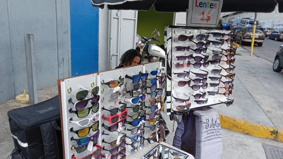 soyraggamuffin's tweet photo. Mi mamá y mi papá venden lentes a un 1$ dólar en la calle real de los flores de catia si pasas por ahí no dudes en comprarles uno y ayudarlos o dale RT Y LIKE a ver si llegamos más lejos y vendemos ❤️❤️ https://t.co/oO5tJest45