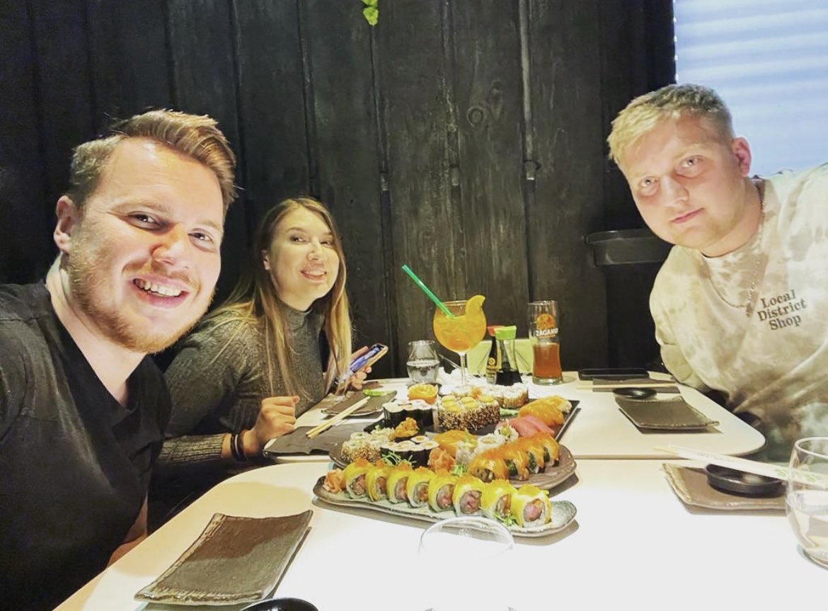 Devilfiish's tweet photo. @TheLoonaticShow @PlayWithJambo Started in twitch chat, ended with sushi 👇 https://t.co/RE2jQzc0eU