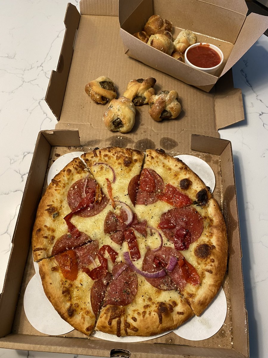 Pacer_Hoops's tweet photo. @bellatupizza Tualatin pizza, garlic and meatball knots can’t be beat!! Stop in and get some tasty eats and support Lakeridge Boys Basketball program! https://t.co/eqbwIdao1a