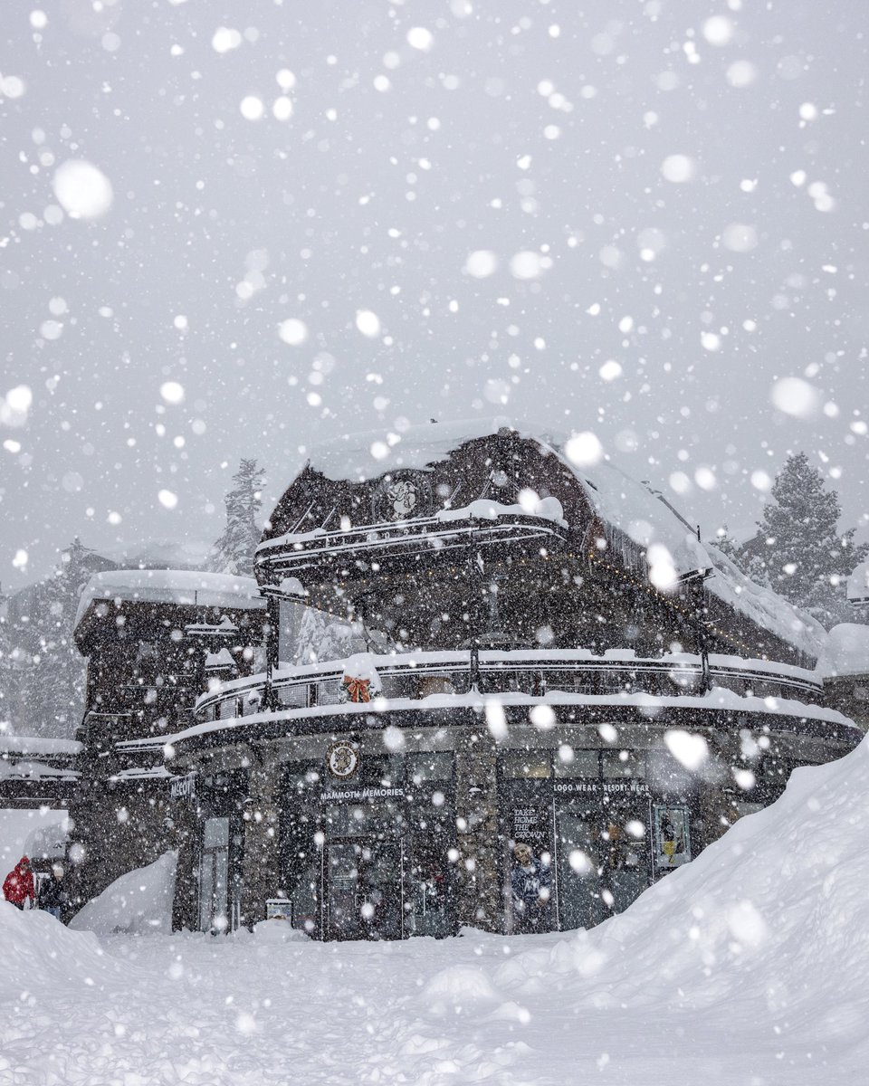 Heavy snow coming down in Mammoth Lakes right now! The storm total so far is 26-34 inches. The snow is forecasted to keep falling through tomorrow. 

Stay Safe and enjoy this Unreal weather! 
#KeepMammothUnreal
#TheRealUnreal
#VisitMammoth
#AtmosphericRiver