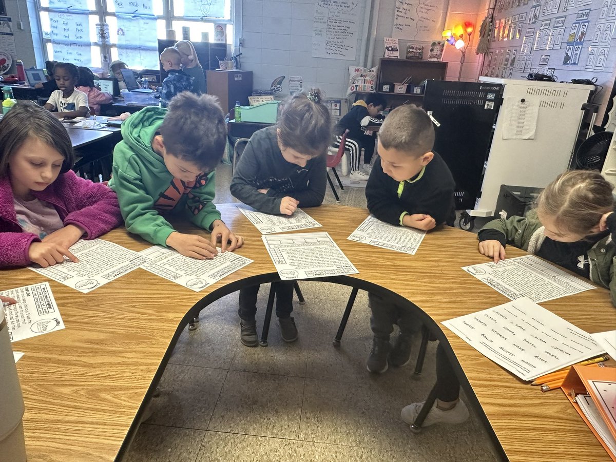 mrssnidersclass's tweet image. Today we worked on S blends in small group and finding those words in our decodables! #readersareleaders #dolphinbest @TEAMDISNEYPod