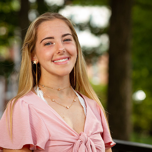 Sierra Durkee, a senior at @GattonAcademy and @GwoodHS, was invited to represent Kentucky at the American Junior Academy of Science. Read more at WKU News: bit.ly/3ZqEhEf #WKU @AcademiesofSci @KyScientists
