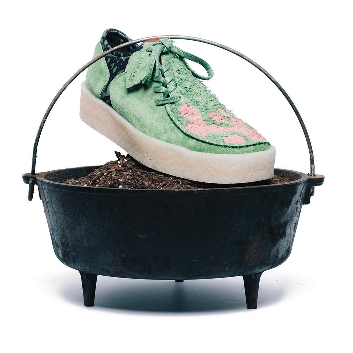 ModernNotoriety's tweet photo. Salehe Bembury x Clarks Originals “Mud Moss Lugger”

🗓 1/20 9am PST via https://t.co/6DyKL3pTFY https://t.co/7wGWQBf45L