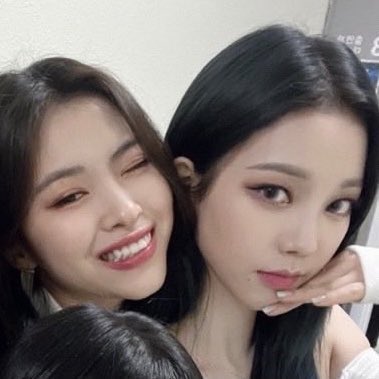 ujiminphoria's tweet photo. Ryujin said she received a kkt from Karina and said she tried to sleep at 10pm but she can't fall asleep so she's watching Ryujin live instead. Also Ryujin read a fan comment that asking them to have a live duo next and Ryujin said "What's that?😳". Her reaction is so funny😭 https://t.co/B15aWSLYYA