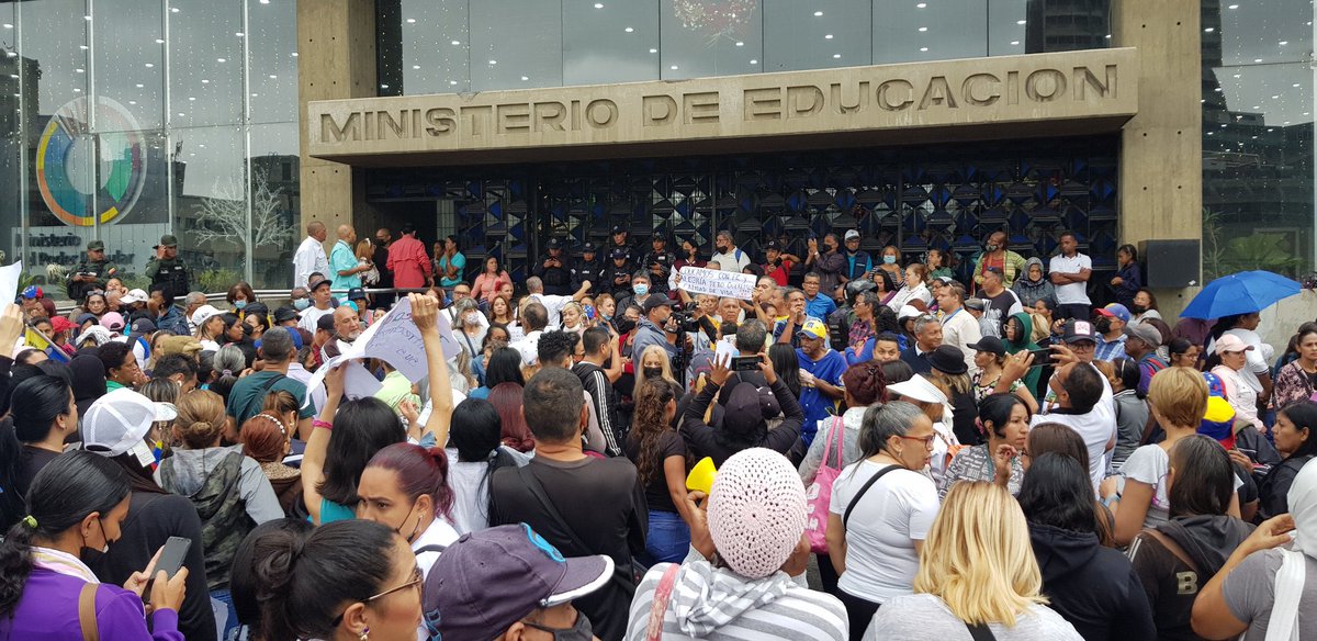 FraccionAD's tweet photo. Desde la @FraccionAD alzamos la voz en la @Asamblea_Ven en apoyo al Magisterio venezolano en su lucha reivindicativa por los derechos laborales de todo el sector de educación que día a día forman a las nuevas generaciones y el futuro del país. #ADConElMagisterio https://t.co/lWc2o4jjUm