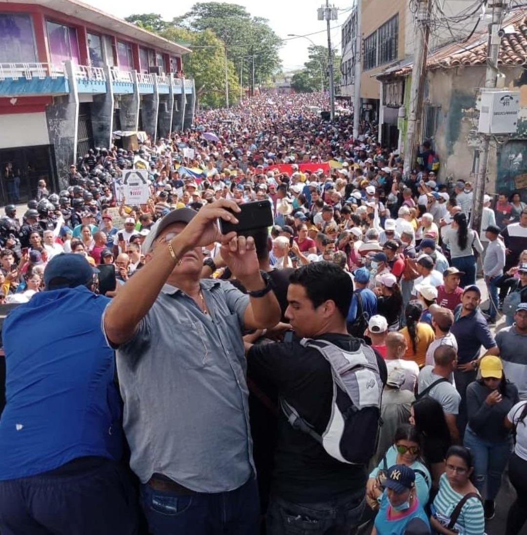 FraccionAD's tweet photo. Desde la @FraccionAD alzamos la voz en la @Asamblea_Ven en apoyo al Magisterio venezolano en su lucha reivindicativa por los derechos laborales de todo el sector de educación que día a día forman a las nuevas generaciones y el futuro del país. #ADConElMagisterio https://t.co/lWc2o4jjUm