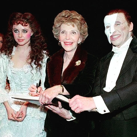 MirrorMelody's tweet photo. Today in 1988 The Phantom of the Opera had it's first preview on Broadway. Here Sarah Brightman and Michael Crawford meet Nancy Reagan.
#thephantomoftheopera #phantomoftheopera https://t.co/v8uGL28mb6