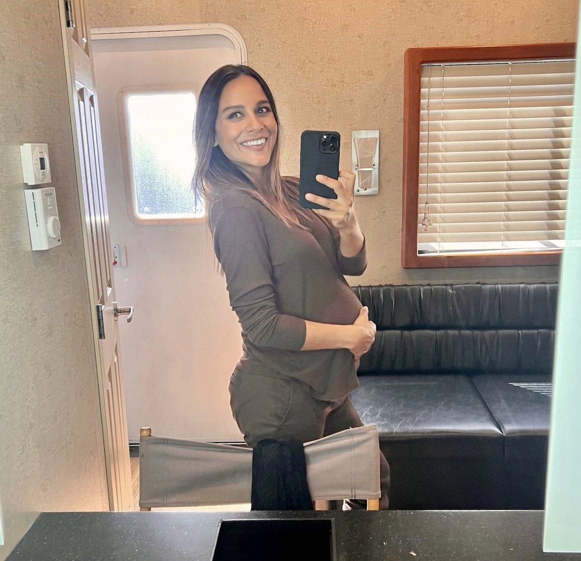 Maya Stojan, who is guest starring in the Crossover, was pregnant at the time of filming! Plus, her baby boy was born 3 days ago, just in time to watch! Tune in tonight to see Maya amongst our favourite agents and join us in congratulating her on her new arrival!💙 @MayaStojan