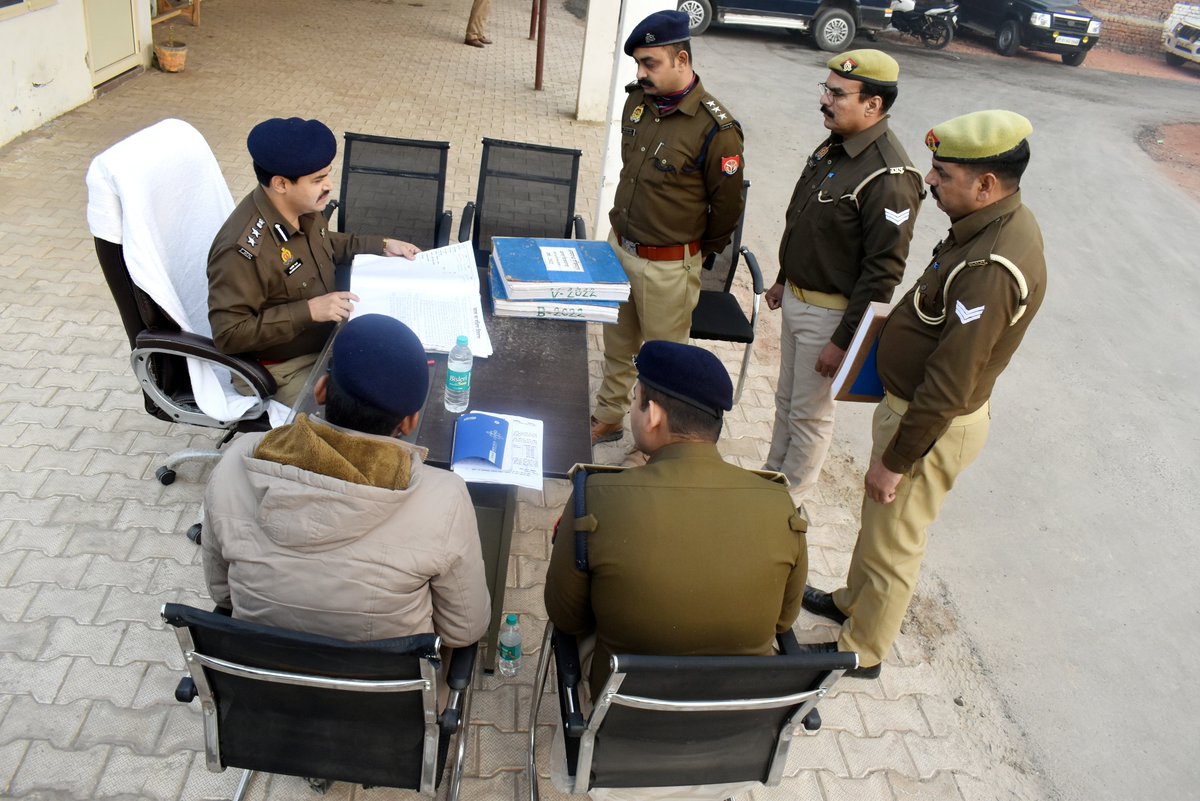 ipsnaithani's tweet photo. "क्षेत्राधिकारी कार्यालय बरला, पुलिस चौकी पनैठी, वाहन यार्ड व महिला रिपोर्टिंग पुलिस चौकी नंदिनी का आकस्मिक निरीक्षण..." https://t.co/MIMfbfek1d