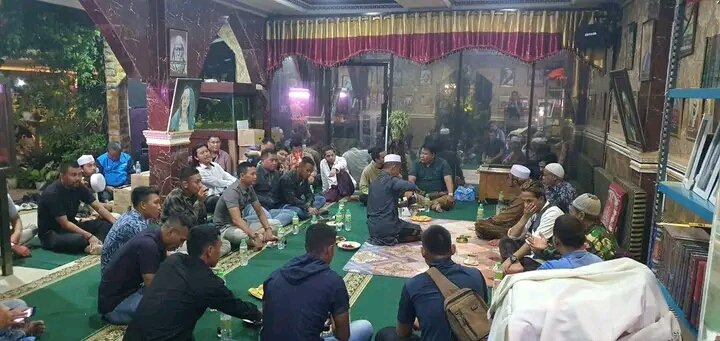 PoliticalClown_'s tweet photo. Alhamdulillah pihak yang mengeroyok Habib Zein bin Smith sudah datang ke pondok untuk Bertabayyun .... https://t.co/Zw41WzKZkm