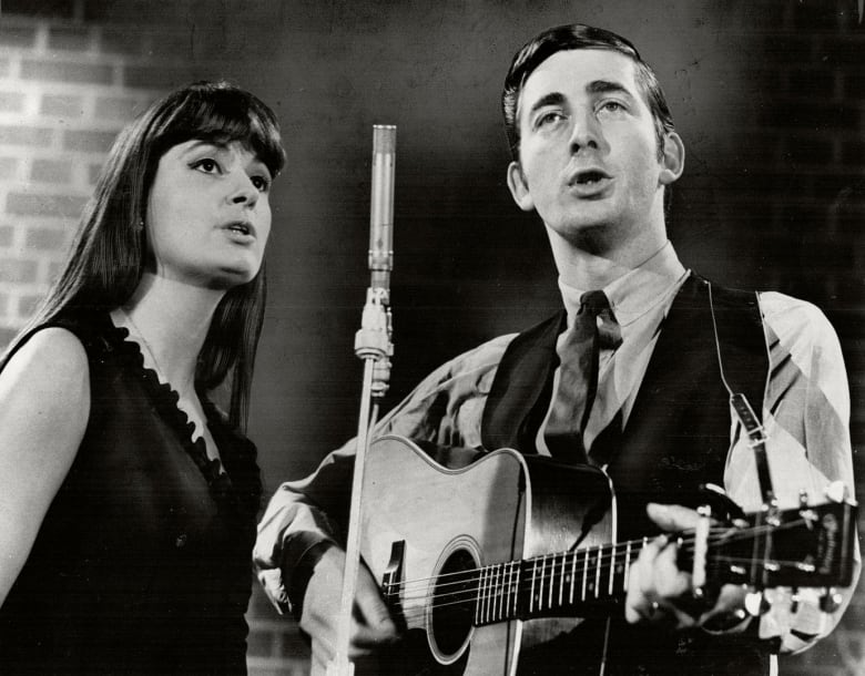SugarCamp2's tweet photo. 33.45.78 #NowPlaying️
@CIUT895FM live feed https://t.co/LYvCUolgeD
#RIP #IanTyson
#IanAndSylvia - 4 Strong Winds - Ian And Sylvia - Vanguard - Toronto - 1964
#vinyl #vinylrecords #records #albums #albumsyoumusthear https://t.co/6KOORVz802