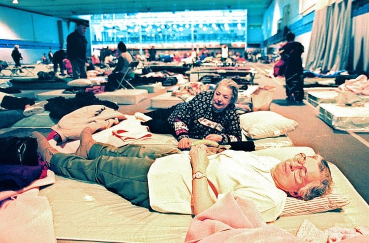 25YearsAgoLive's tweet photo. Here in Maine, citizens who have gone without heating and water for days take shelter at Colby College. https://t.co/0qBmtpqWWB