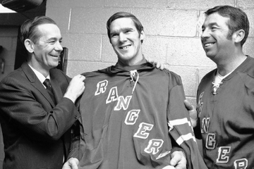 hockey_vintage's tweet photo. The late HHOFer Miles Gilbert "Tim" Horton was born ON THIS DAY in hockey history (January 12, 1930): 

4-time Stanley Cup Champion
6-time NHL Allstar
Doughnut King
 
#VintageHockey #NHL https://t.co/yIcrFMSw9X