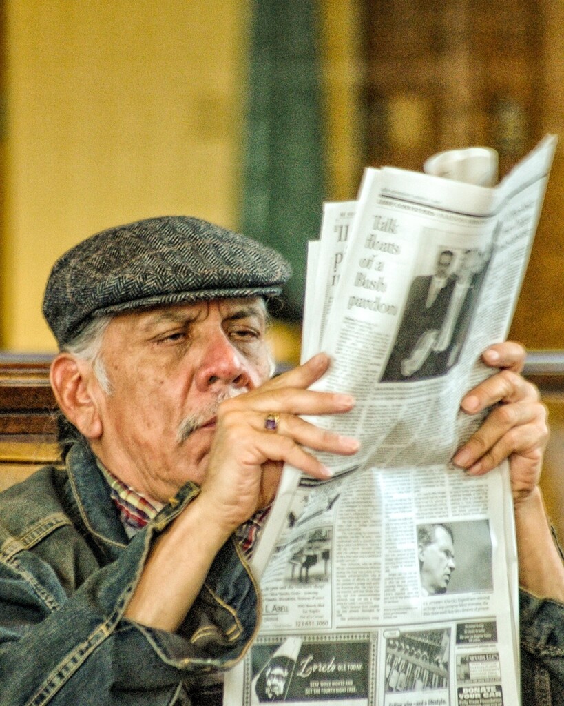 gettingcaptured's tweet photo. #candidphotography #streetlife #trainstations #trainstation #newspaper #unionstationLA #LA #california #losangeles #candid #candids #nikonphotography #nikon #travelphoto #travelphotography #americana #travelphotographer https://t.co/IKYDzkB1tm https://t.co/hCdmfH5XDE