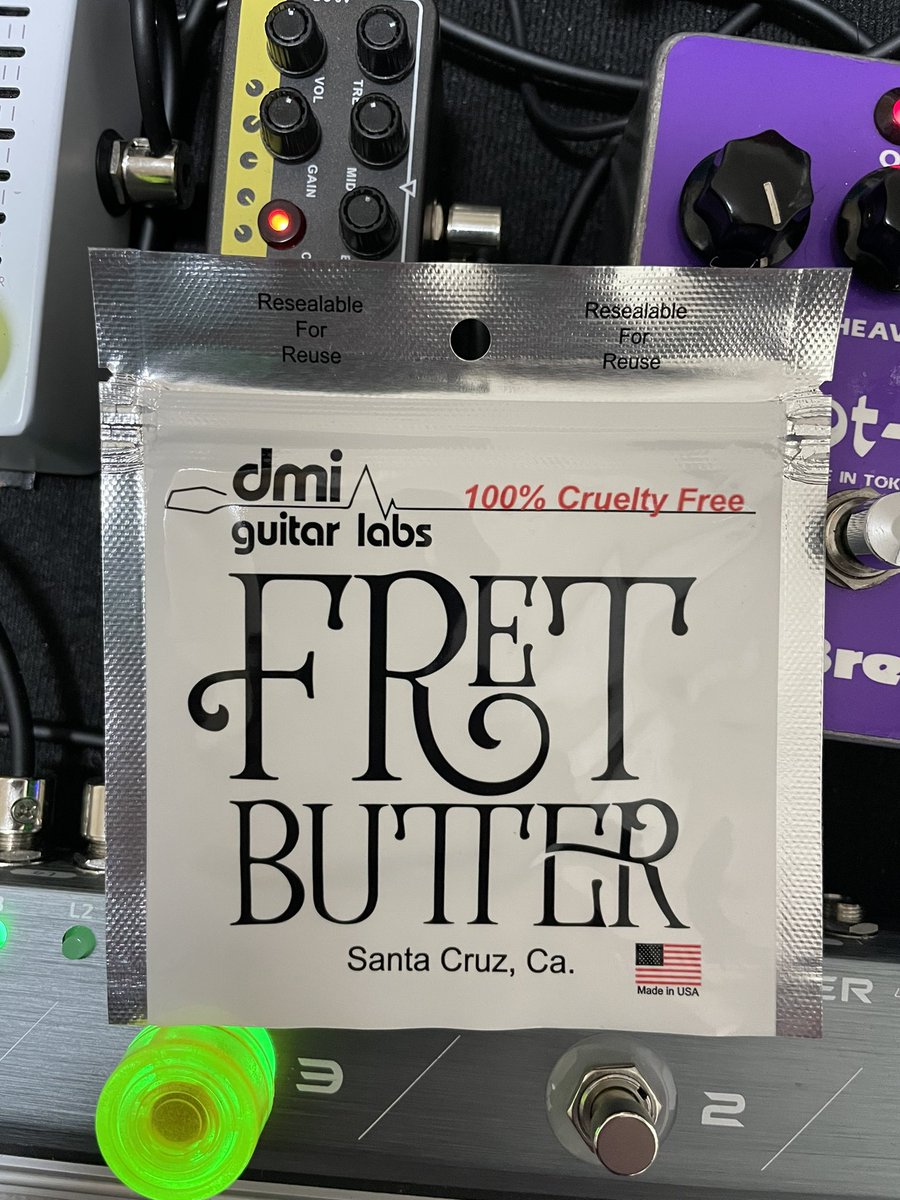 hyperviyon's tweet photo. 弦交換のついでにフレット磨いてみた！
パッと見 新品のギターみたくなった😆

#FRETBUTTER
#ERNIEBALL
#guitar https://t.co/3pyHktok2g